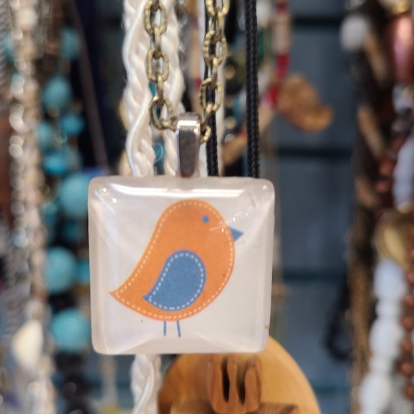 Lucite Coated Bird Pendant 16" chain with 3" Extender - Picture 5 of 6